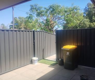 Spacious bedroom in a SHARED house - Photo 5