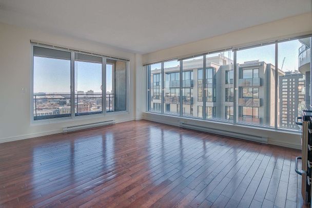 Le 400 Sherbrooke Ouest is located a few steps away from Montreal's Quartier des Spectacles. - Photo 1