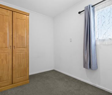 Spacious Family Home with Garage - Unbeatable Location - Photo 3