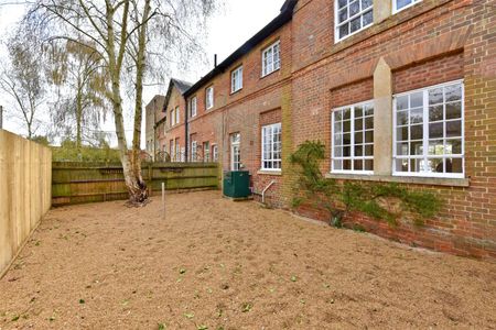 Three bedroom house in the popular village of Nuneham Courtenay - Photo 4