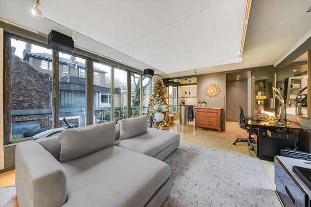 A contemporary mews house with a private roof terrace. - Photo 1