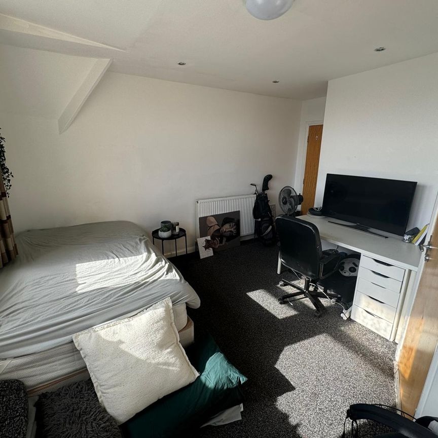 5 Bed Flat, Clarendon Road, LS2 - Photo 1