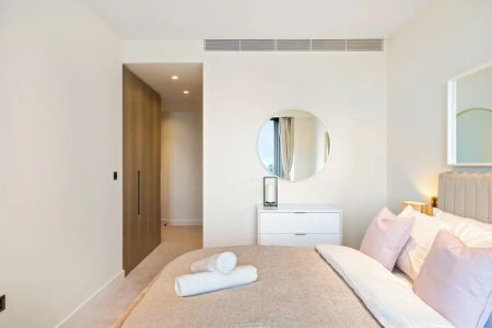 2 bedroom flat in London - Photo 5