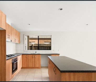 Spacious Family Home | 4 Bedrooms | 2 Bathrooms | Double Garage - Photo 4