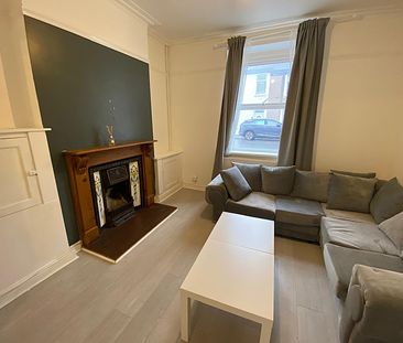 £1,800 PCM, Furnished Three Bedroom House with Enclosed Garden in K... - Photo 1