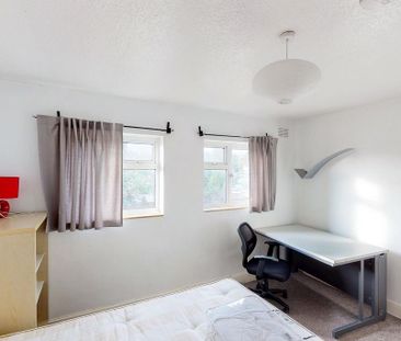 4 bedroom flat to rent - Photo 5