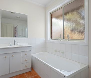 2 Bedroom unit in handy location - Photo 5