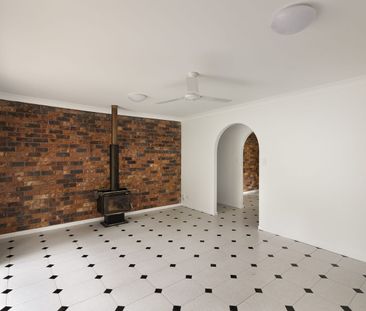 Fresh, Bright & Move-In Ready – A Stylishly Updated Home in Gailes - Photo 1