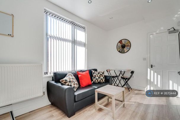 1 bedroom in a house share to rent - Photo 1