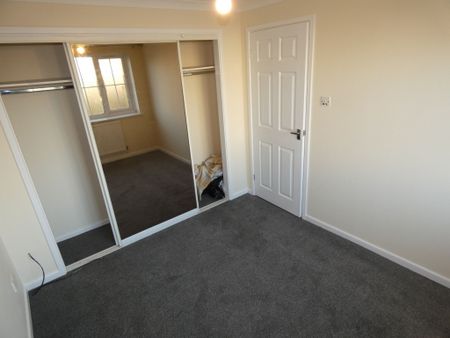 3 bed House - To Let - Photo 5