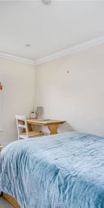 2 bedroom flat in London - Photo 3