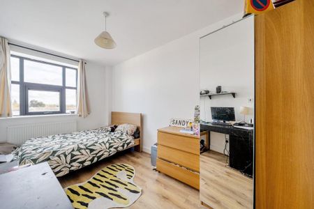 3 bedroom flat to rent - Photo 4