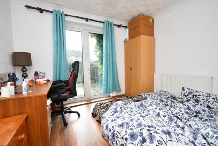 4 bedroom semi-detached house to rent - Photo 3