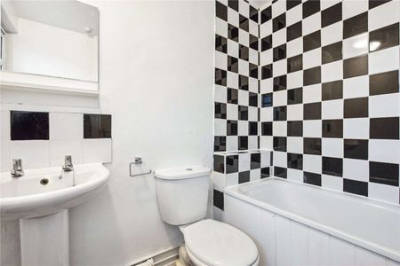 Well proportioned one bed on quiet road with direct access to communal gardens. - Photo 4