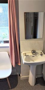 1 bedroom in a house share to rent - Photo 4