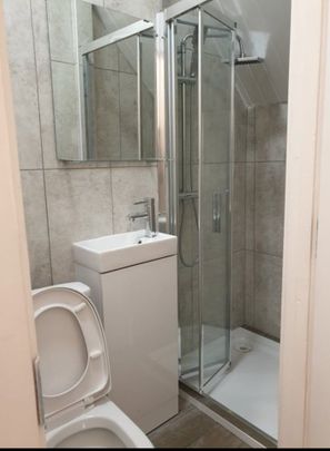 Room in a Shared Flat, Deptford High Street, SE8 - Photo 1
