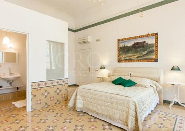 Center-Historic Jewish Quarter: Elegant apartment situated in beautiful Palazzo Nobiliare. Entrance, spacious living with original wood frescoed ceilings, large modern dining and kitchen, 4 bedrooms, 4 Baths, small terrace. #1527