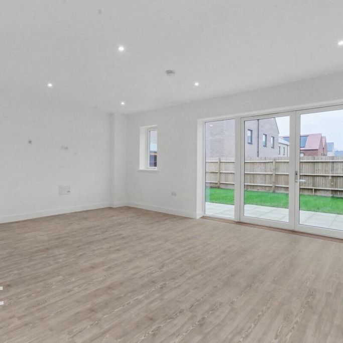 3 bedroom semi-detached house to rent - Photo 1