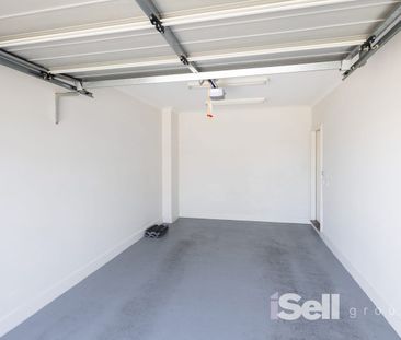 MODERN TOWNHOUSE LIVING IN A PRIME LOCATION - Photo 6