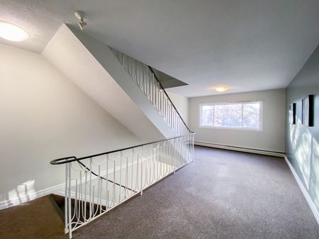 Crystal Court - Photo 4