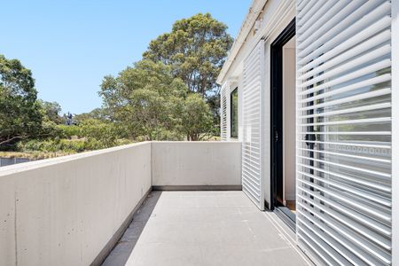 Boutique Building Top Floor Apartment with Secure Parking - Photo 5