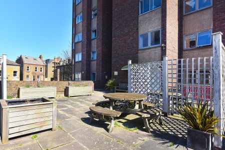 3 bedroom flat to rent - Photo 3