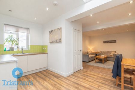 References Pending - 6 bed Semi-Detached House - Photo 3