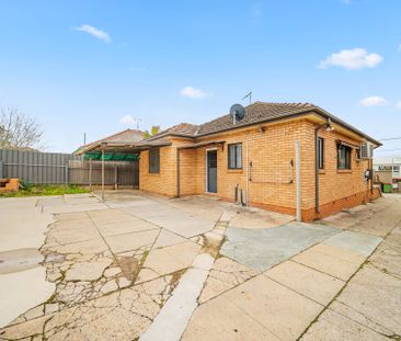 Spacious Family Home Close to Bus stop - Photo 3