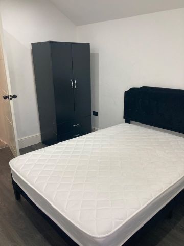 Room in a Shared House, Whitehorse Road, CR0 - Photo 4