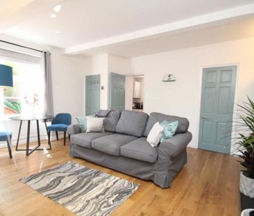 A fantastic one bedroom flat with a private patio in Kingsdown. Pet... - Photo 1