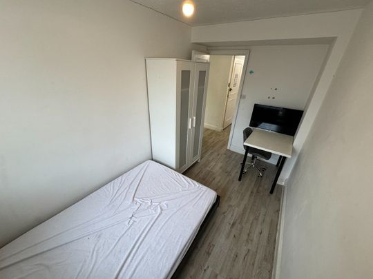 3 Bed Flat, Sillwood Street, BN1 - Photo 1