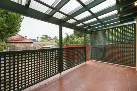 Charming home in desirable location - Photo 4