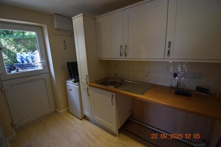 4 bedroom detached bungalow to rent - Photo 4