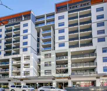 Chic and Contemporary One Bedroom + Study - Photo 6