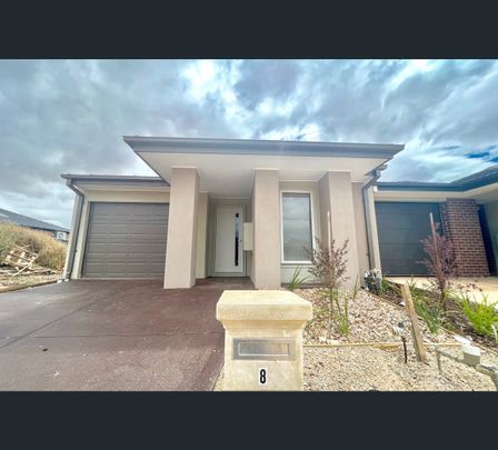 18 Ipswich Avenue, Werribee, Vic 3030 - Photo 1