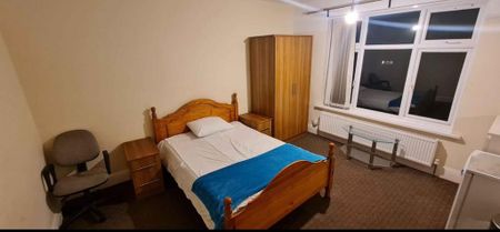 1 bedroom in a house share to rent - Photo 4