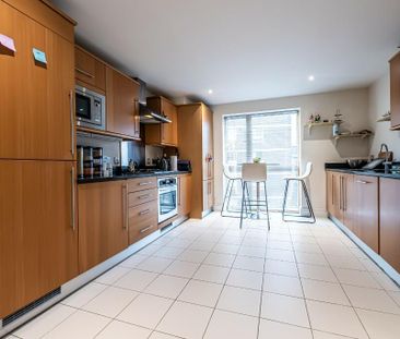 3 bedroom flat to rent - Photo 2