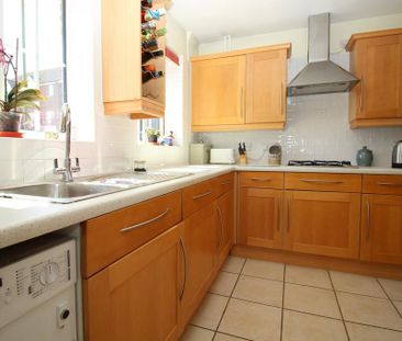 4 bedroom semi-detached house to rent - Photo 4