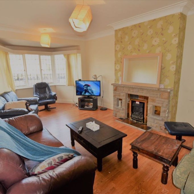 4 bedroom Flat in St Chads Drive, Leeds - Photo 1