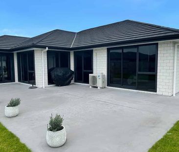 Modern, near new four bedroom - Photo 4