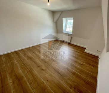 Mit Weitblick! 2,5 Raum DG Wohnung mit offener Küche im Wohnzimmer.... - Foto 1