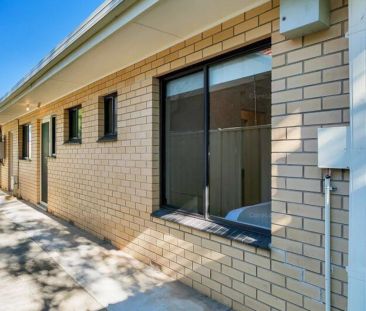 Quiet & Comfortable Living in a Leafy Location - Photo 3