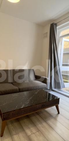 Bright & airy two bedroomed period conversion with charming patio garden - Photo 1