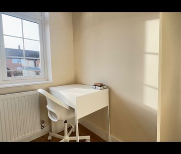 Studio Flat, The Curve, W12 - Photo 6