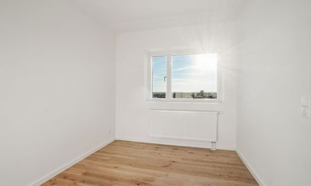 Stor 4-værelses lejlighed med flot udsigt over byen. Lækre trægulve. Depotrum i kælderen. Alt i hårde hvidevarer - Photo 3