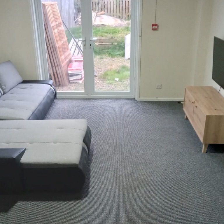 Thurspit Place Room 2 - Photo 1