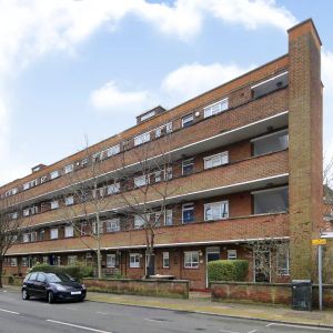 2 bedroom flat in Salcott Road - Photo 2