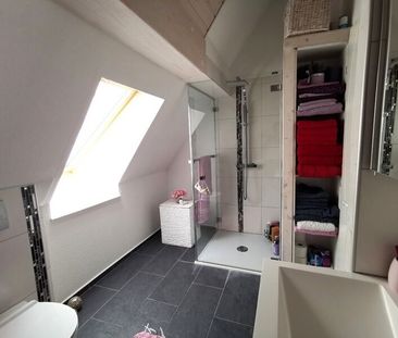 APPARTEMENT 21/2 PIÈCES MANSARDÉ À HEIMBERG (BE), MEUBLÉ, TEMPORAIRE - Photo 3