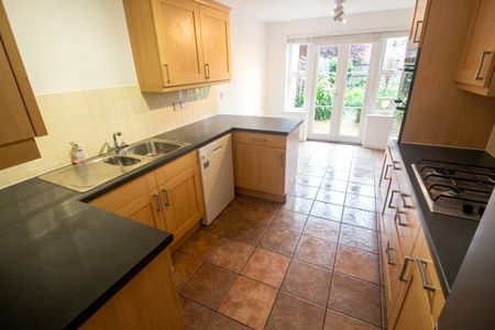 Rosebay, Wokingham, Berkshire, RG40 - Photo 2