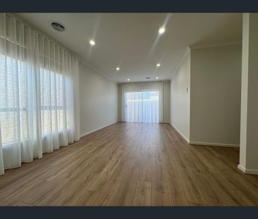 5 Lismac Ave, Clyde North, Vic 3978 - Photo 1